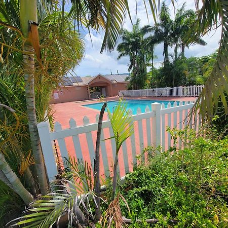 Comfortable Strategic Lodging Quarters Spanish Town Esterno foto