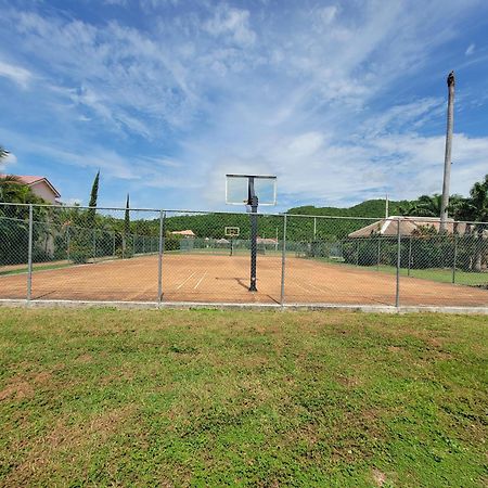 Comfortable Strategic Lodging Quarters Spanish Town Esterno foto