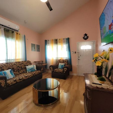 Comfortable Strategic Lodging Quarters Spanish Town Esterno foto