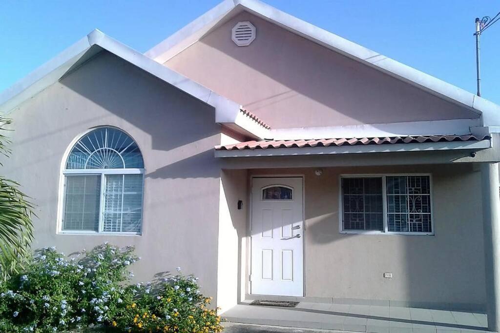 Comfortable Strategic Lodging Quarters Spanish Town Esterno foto