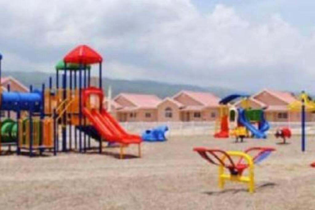 Comfortable Strategic Lodging Quarters Spanish Town Esterno foto