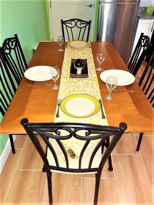 Comfortable Strategic Lodging Quarters Spanish Town Esterno foto