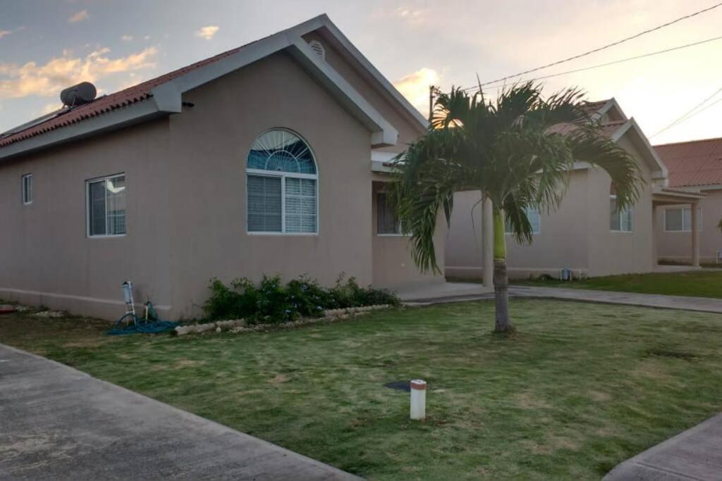 Comfortable Strategic Lodging Quarters Spanish Town Esterno foto