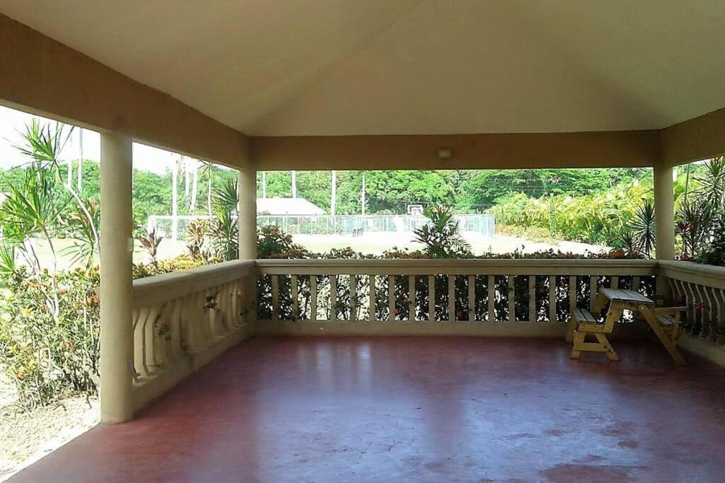Comfortable Strategic Lodging Quarters Spanish Town Esterno foto