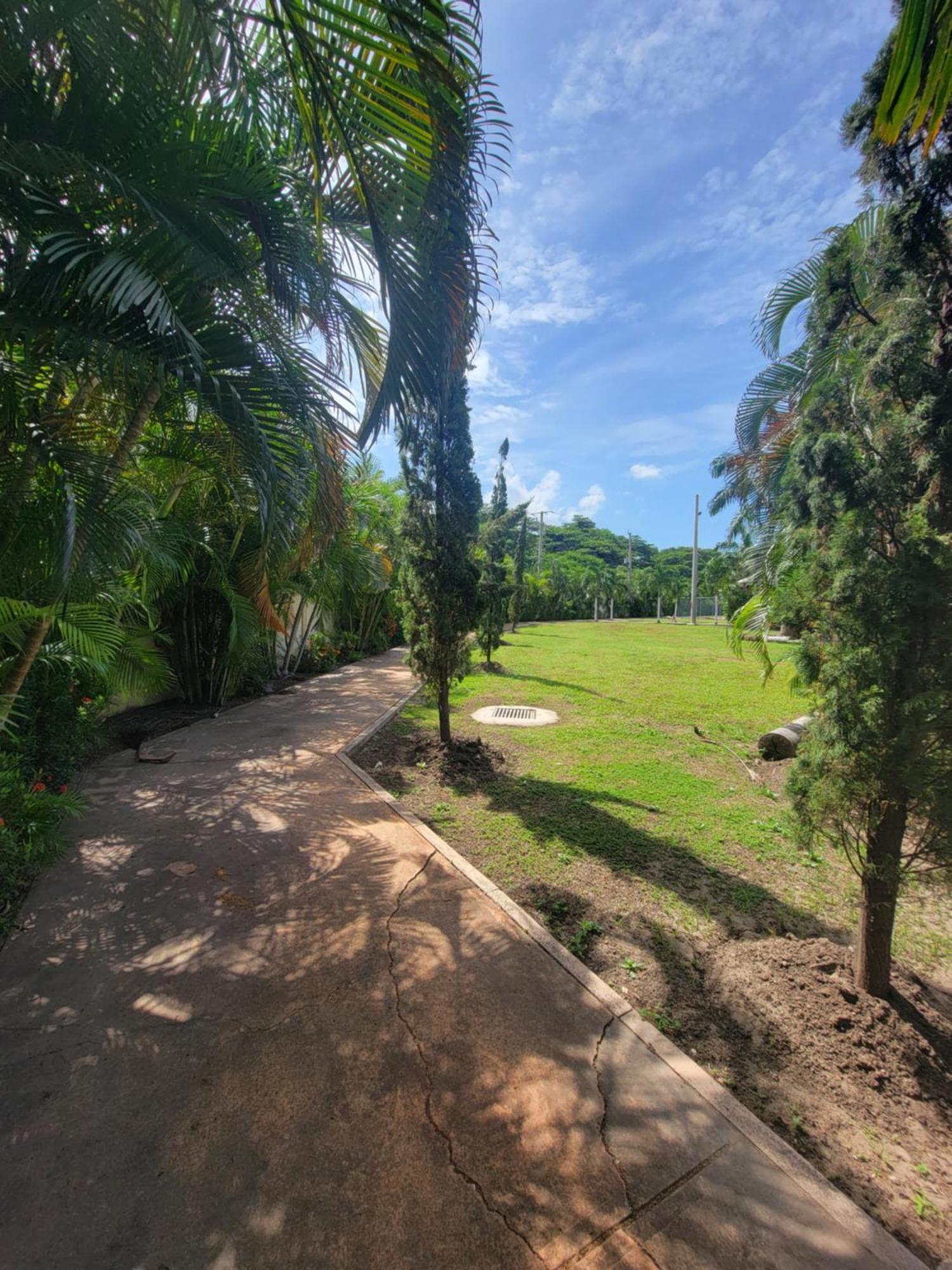 Comfortable Strategic Lodging Quarters Spanish Town Esterno foto