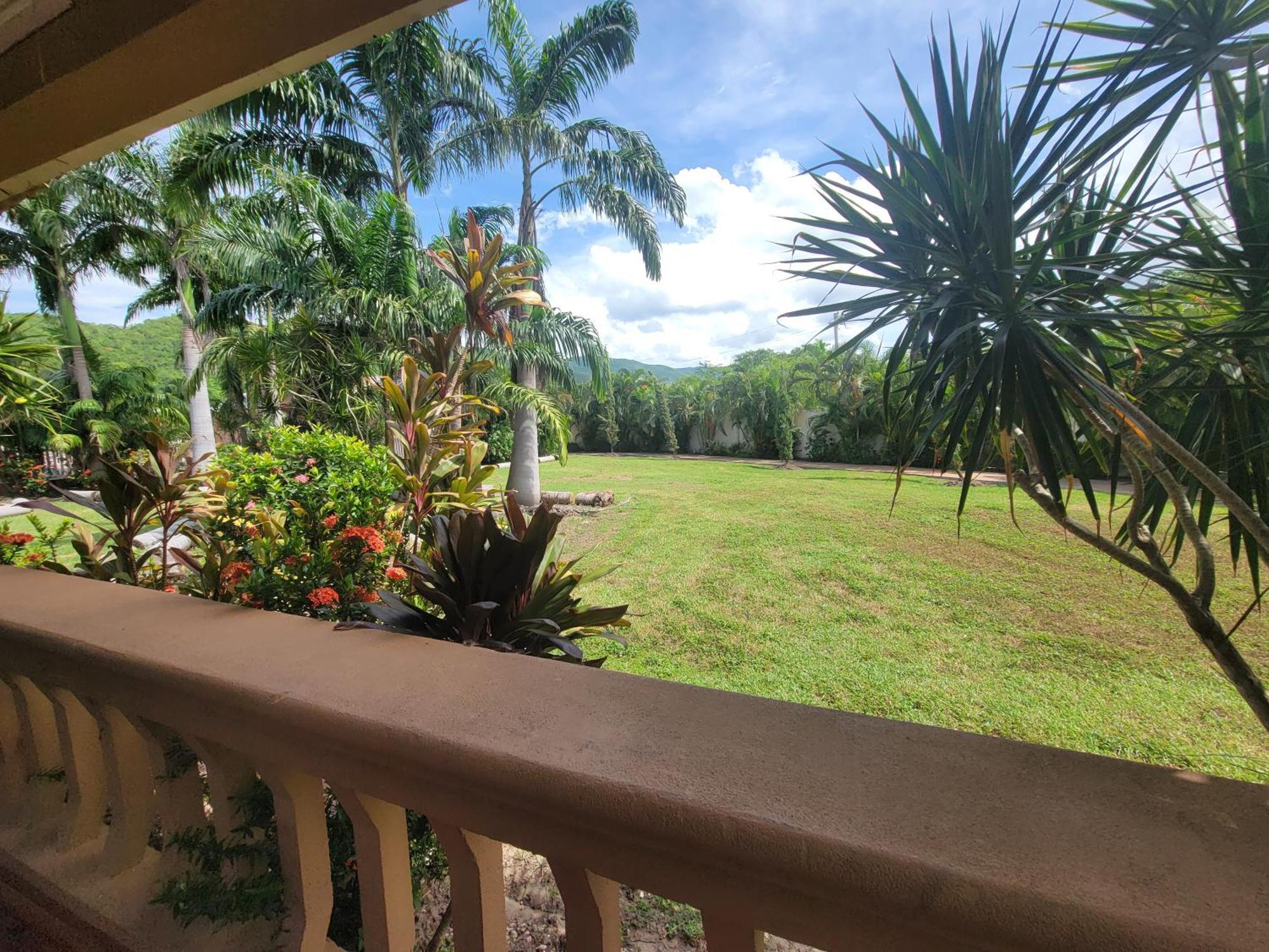 Comfortable Strategic Lodging Quarters Spanish Town Esterno foto