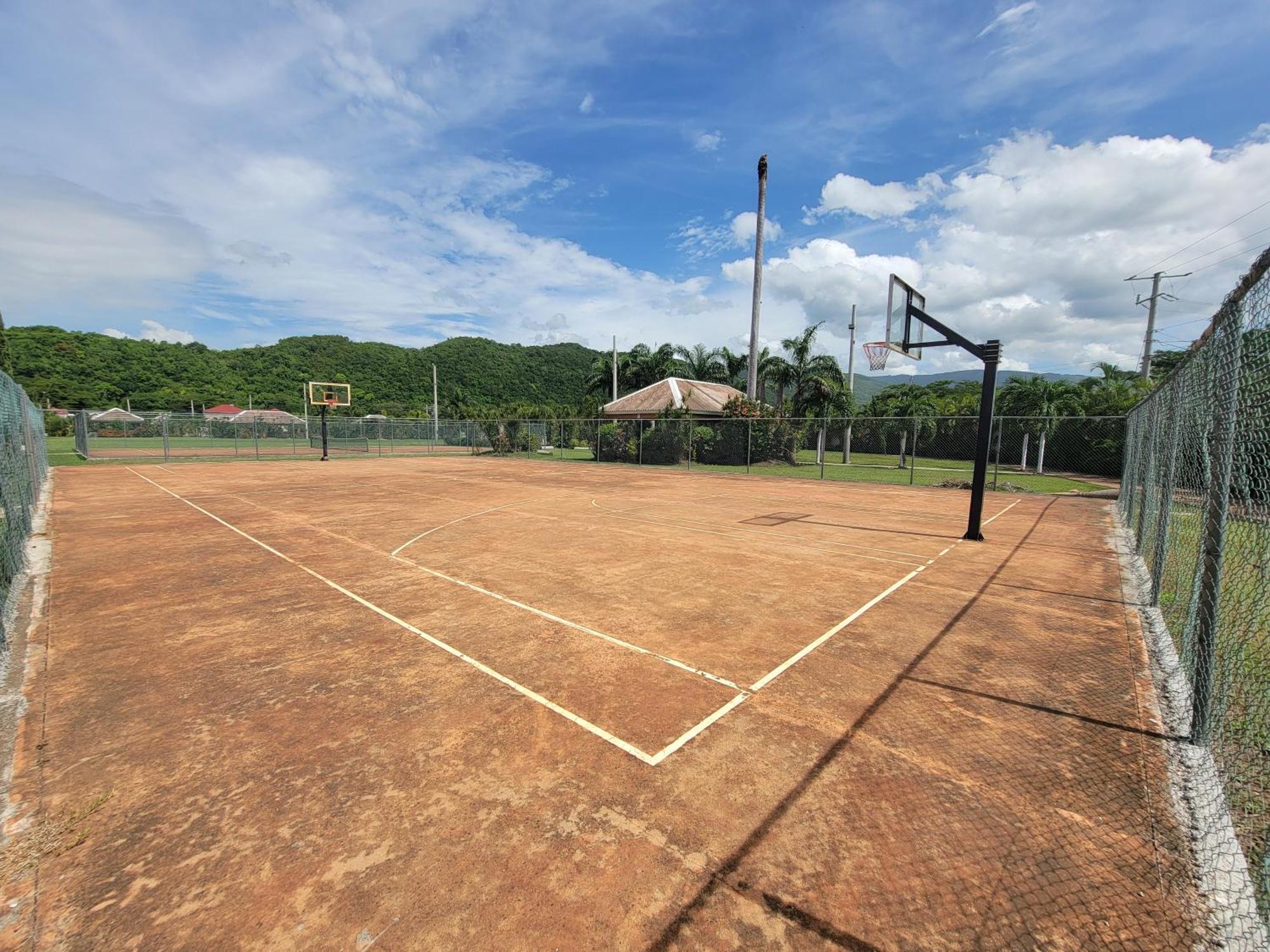 Comfortable Strategic Lodging Quarters Spanish Town Esterno foto