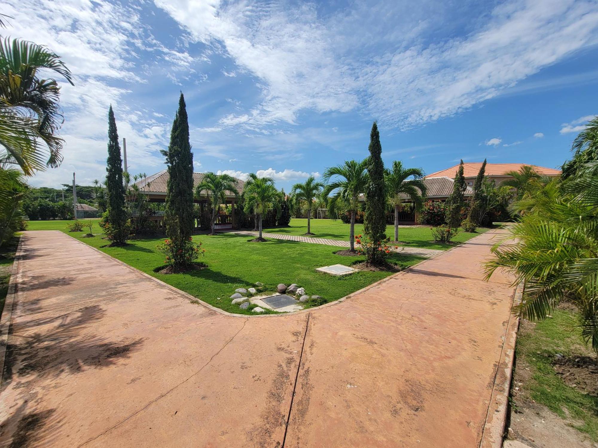 Comfortable Strategic Lodging Quarters Spanish Town Esterno foto