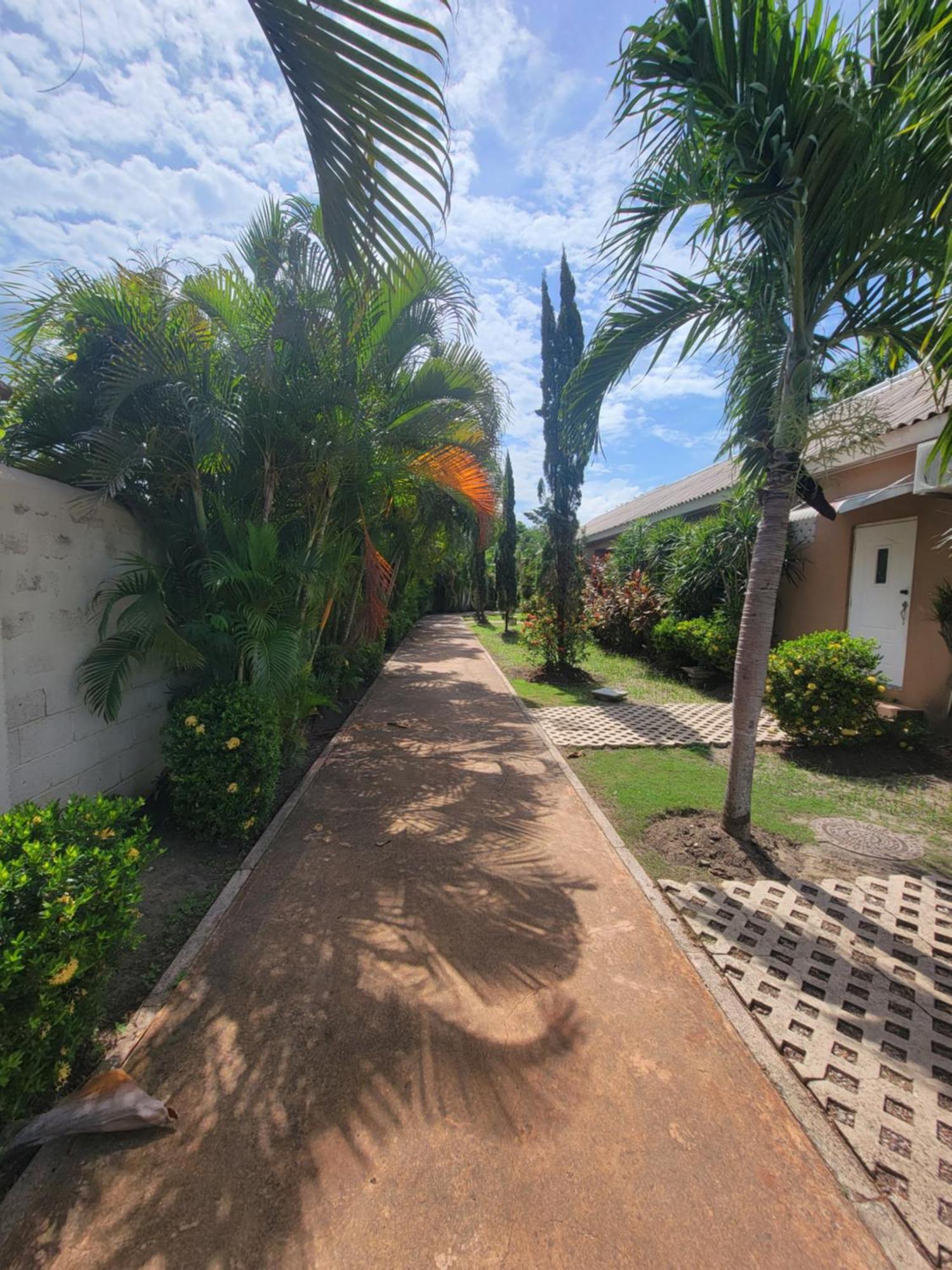Comfortable Strategic Lodging Quarters Spanish Town Esterno foto
