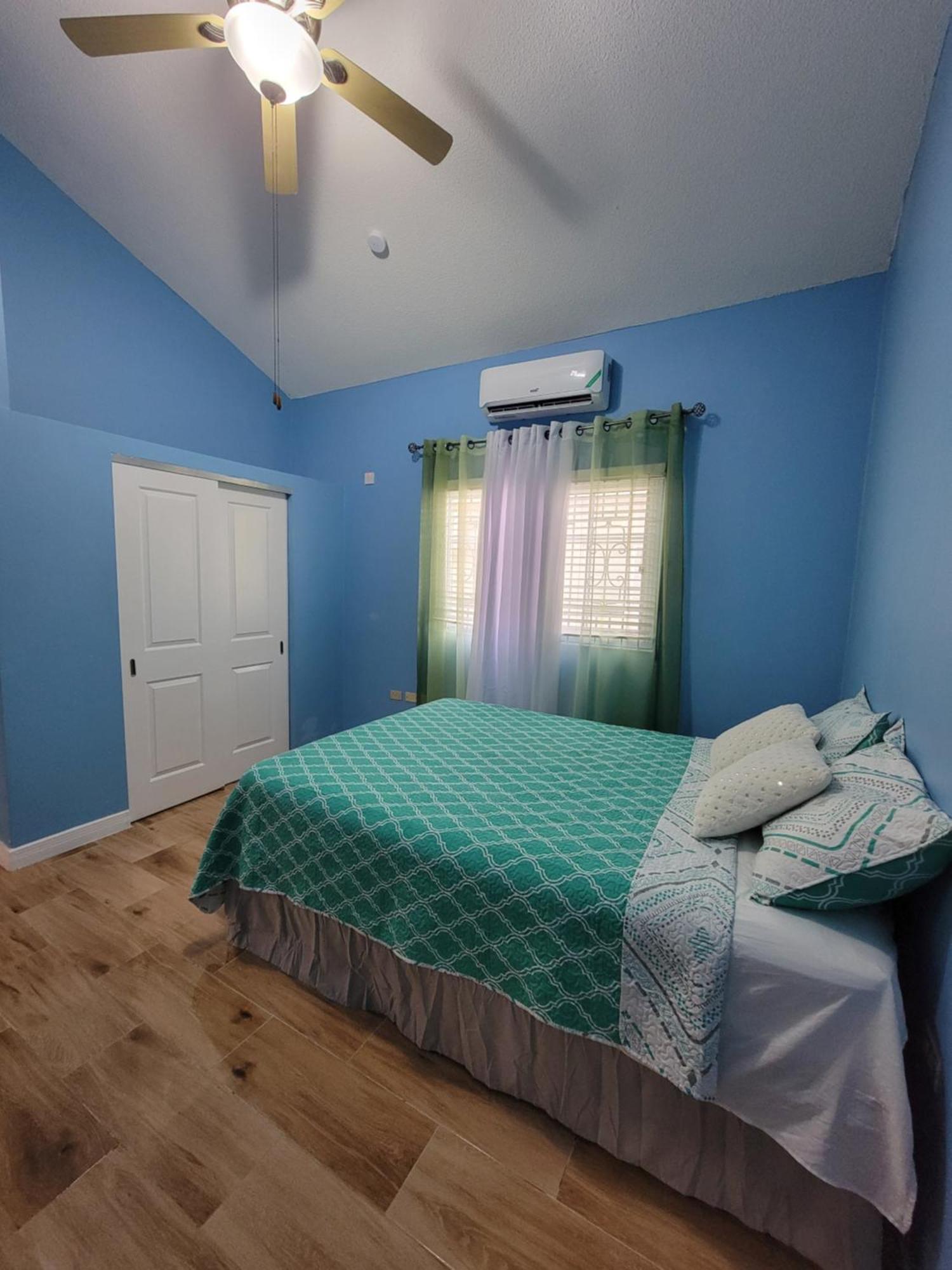 Comfortable Strategic Lodging Quarters Spanish Town Esterno foto