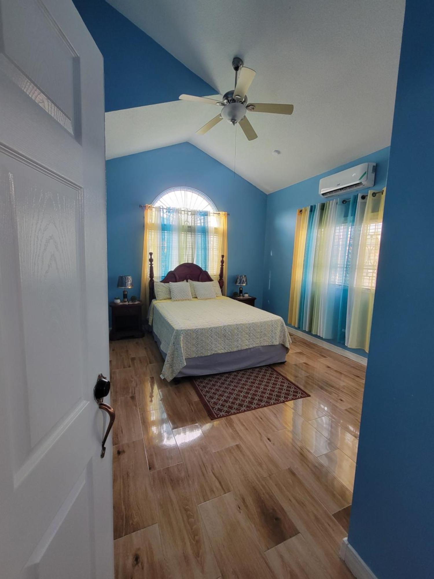 Comfortable Strategic Lodging Quarters Spanish Town Esterno foto
