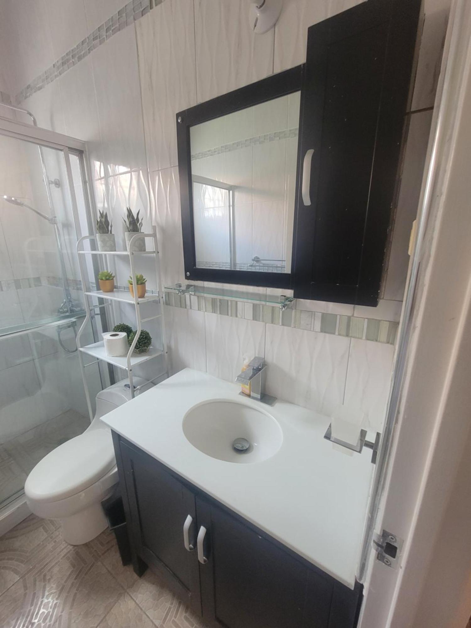 Comfortable Strategic Lodging Quarters Spanish Town Esterno foto