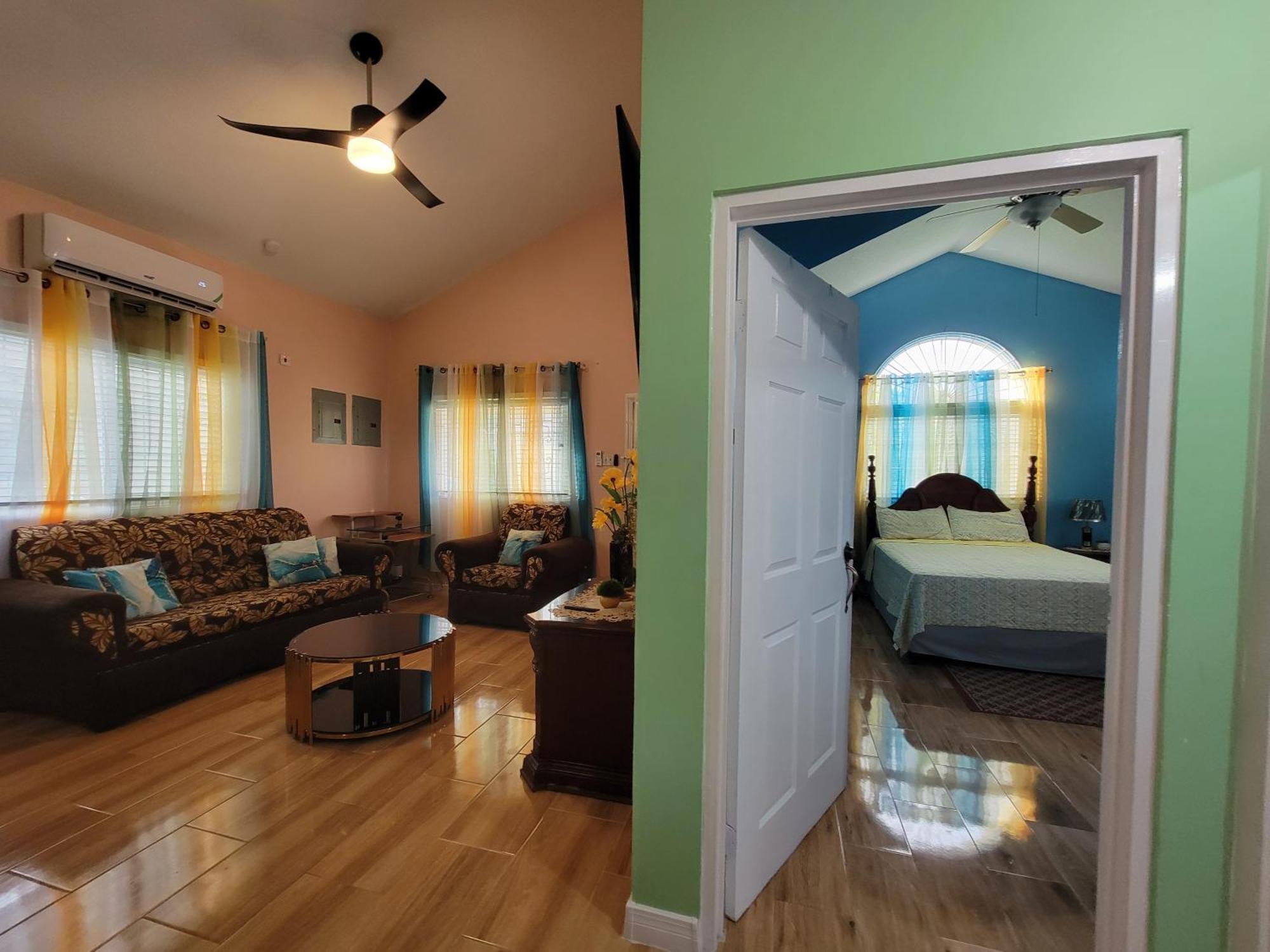 Comfortable Strategic Lodging Quarters Spanish Town Esterno foto