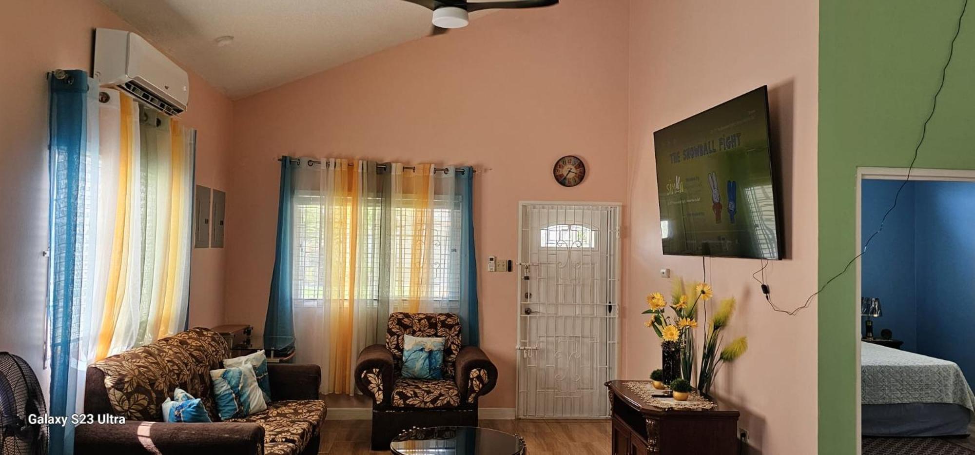 Comfortable Strategic Lodging Quarters Spanish Town Esterno foto