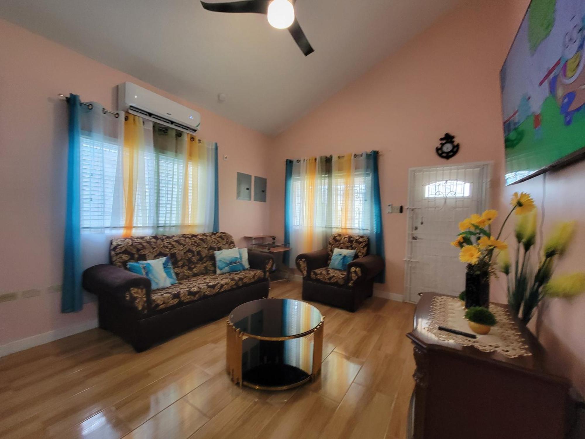 Comfortable Strategic Lodging Quarters Spanish Town Esterno foto