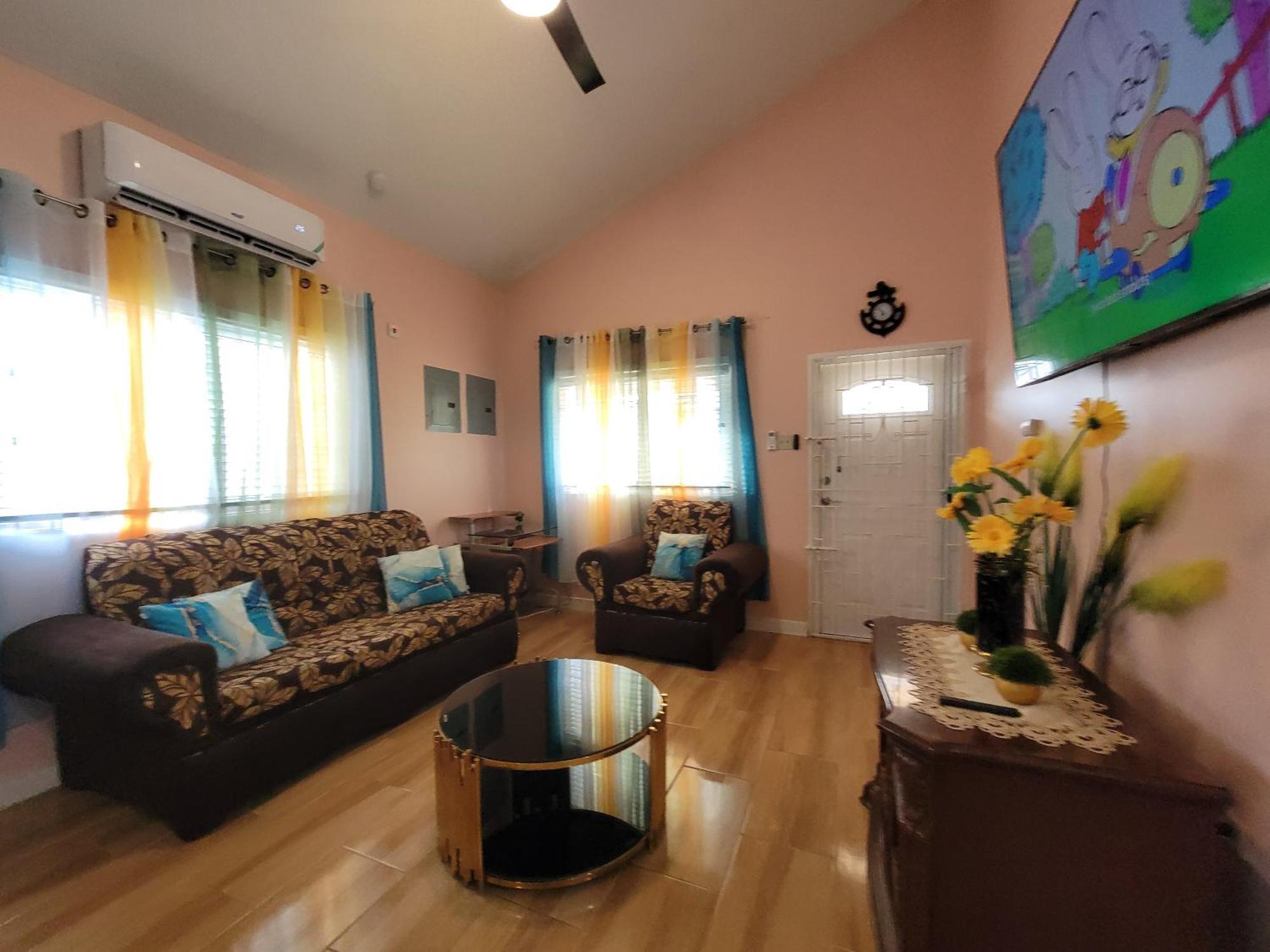 Comfortable Strategic Lodging Quarters Spanish Town Esterno foto